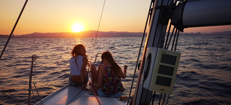 Samen genieten van een zon ondergang op zee.  Neem de Barcelona sunset tour. 