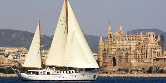 Barcelona Luxury Yacht Charter sailing