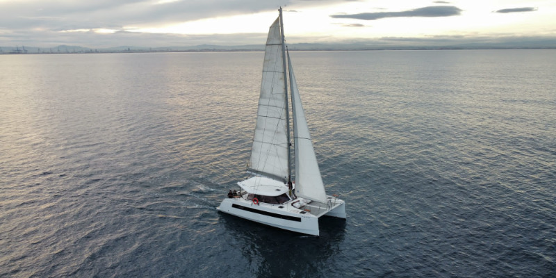 Experiencia privada en catamarán en Barcelona con BarcelonaSail