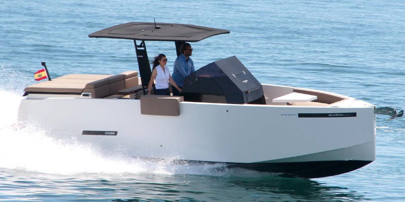 Experiencia privada en barco a motor en Barcelona | BarcelonaSail