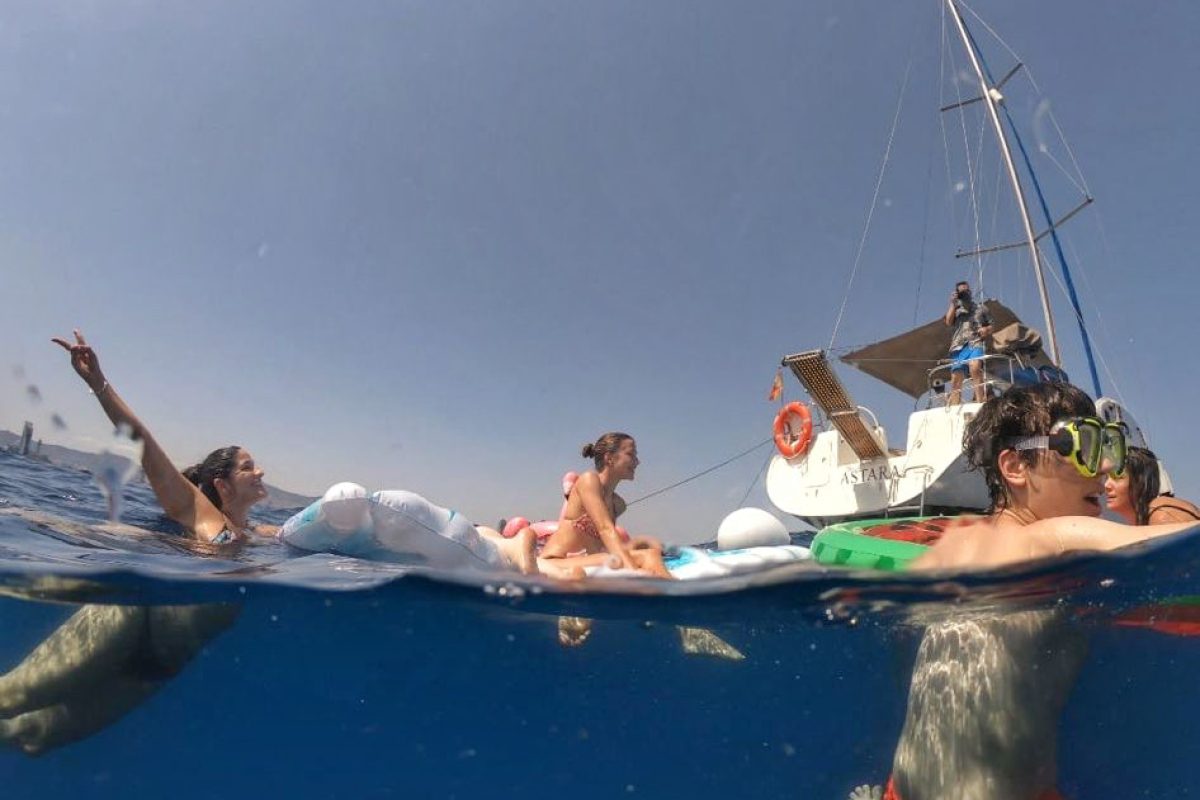 Participez à notre tour de voile de 2,5 heures pour une journée amusante sur l'eau - à Barcelone.