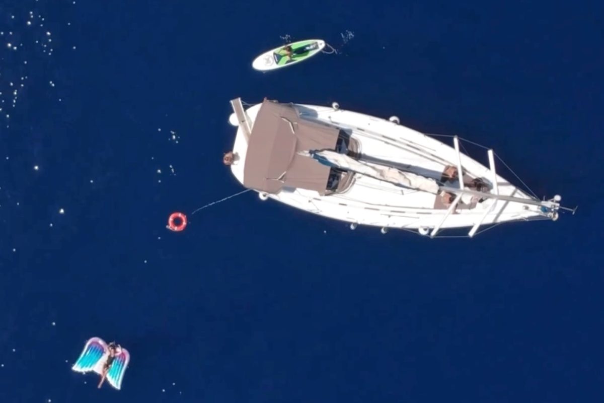 Plaisir au soleil : 2,5 heures de voile, structures gonflables et baignade à Barcelone | BarcelonaSail