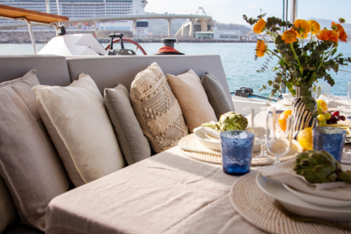 Profitez d'une expérience de navigation luxueuse avec votre propre catamaran privé à Barcelone.