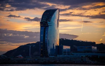 Experiencia de navegación al atardecer en Barcelona con BarcelonaSail