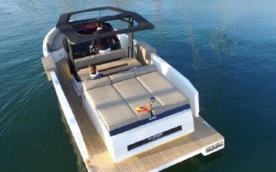 Disfrute de un día emocionante y relajante en nuestro barco privado a motor en Barcelona.